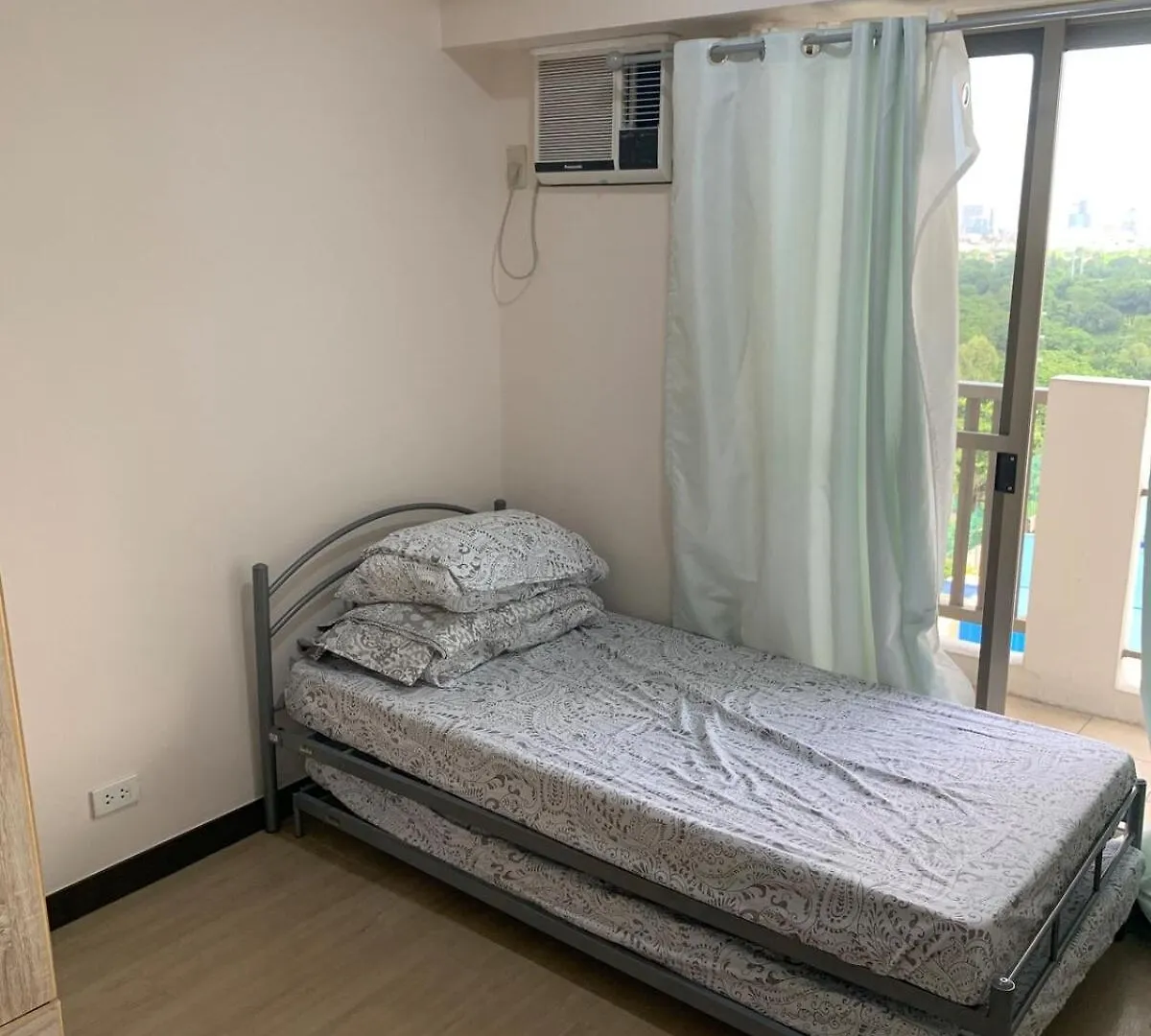 Lovely 3 Bedroom Condo Unit With Free Parking Space Manila